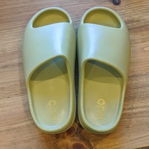 Women's yezzy look alike slides